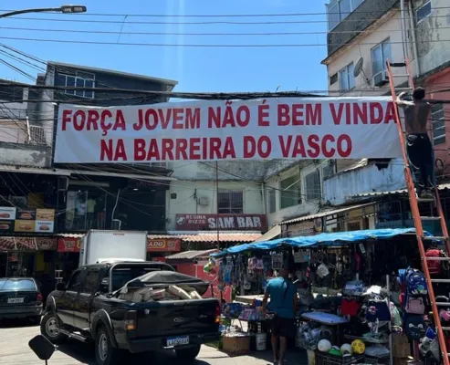 Faixa contra torcida organizada foi estendida na entrada da comunidade