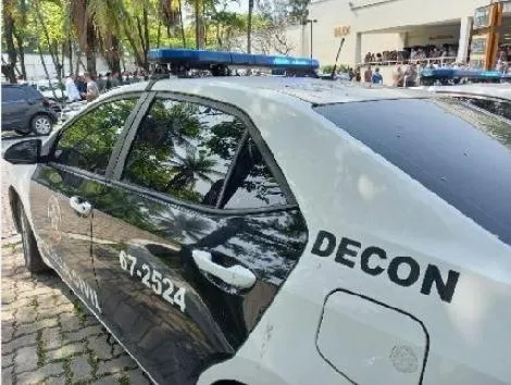 A prisão foi efetuada por policiais civis da Delegacia do Consumidor (Decon)