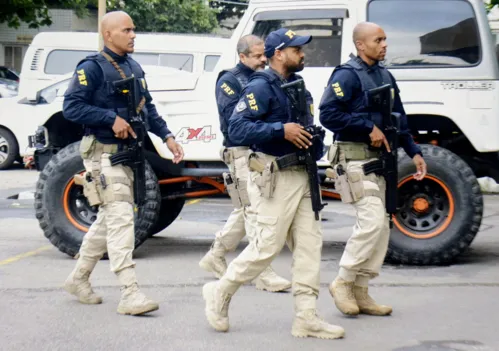 Conforme a corporação, o rapaz teria atirado contra a viatura dos policiais rodoviários federais antes de ser atingido