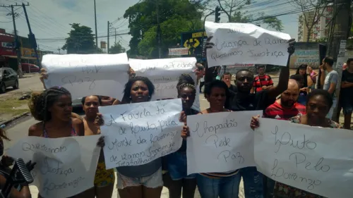 Cartazes foram mostrados para protestar contra a morte do menor