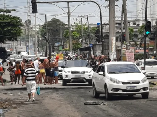 Pneus, madeiras com fogo foram colocados na pista das principais vias da região