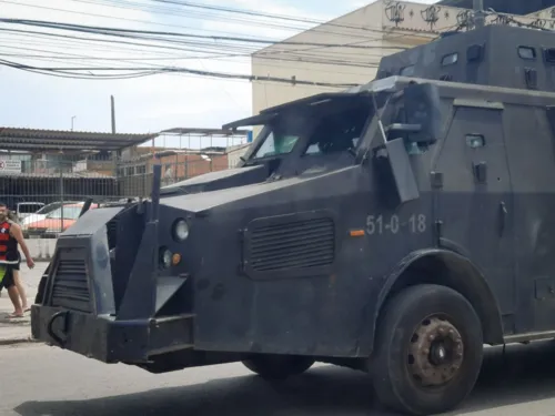 Um blindado também dá apoio à ação na comunidade