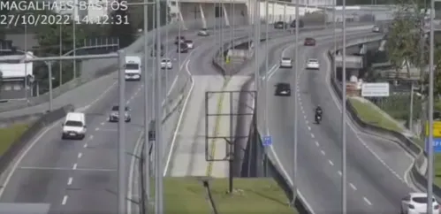 Imagens mostram exato momento do ataque ao policial, que caiu ferido do viaduto