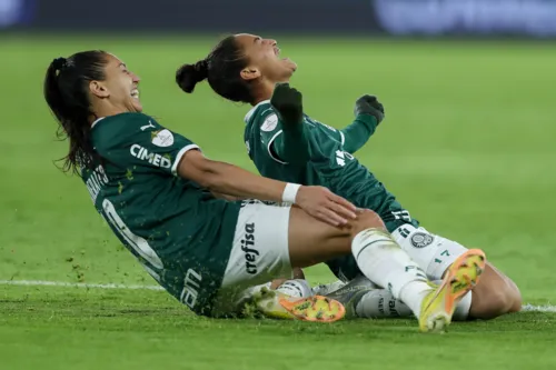 Poliana comemora com Bia Zaneratto o gol marcado pelo Palmeiras contra o Boca Juniors