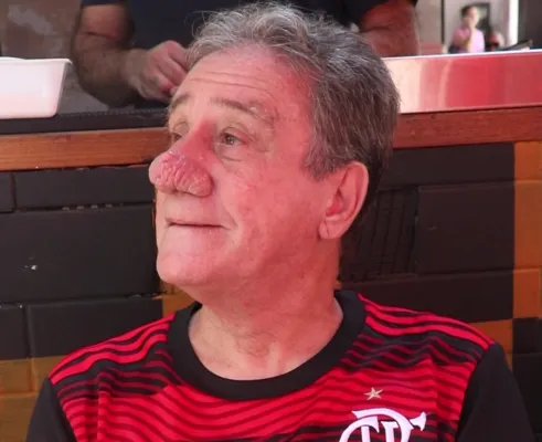 Senhor finge nervosismo com o resultado e exibe camisa do Flamengo