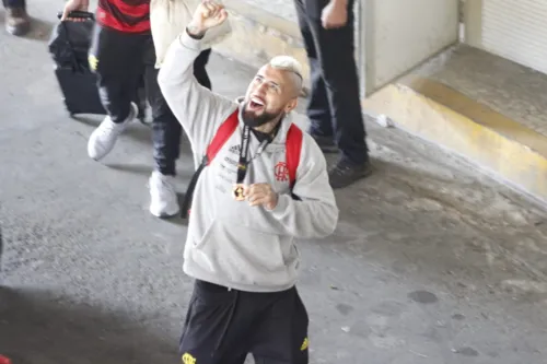 Vidal comemora junto com os torcedores presentes no aeroporto