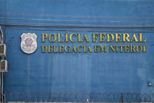 A jovem foi levada para a delegacia da Polícia Federal, no Centro de Niterói