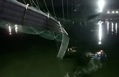 Ponte suspensa desabou na cidade de Morbi, no estado ocidental de Gujarat