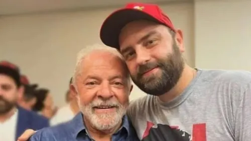 Luiz Inácio Lula da Silva e Luís Cláudio Lula da Silva comemoram resultado das eleições