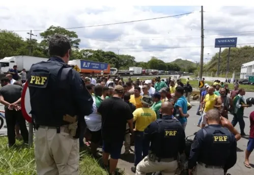 Policiais rodoviários federais acompanham manifestantes