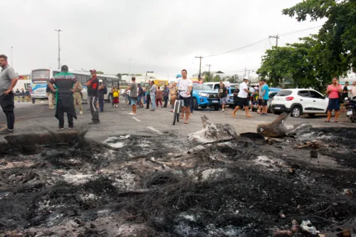 Manifestantes atearam fogo em pneus e madeiras para bloquear as pistas