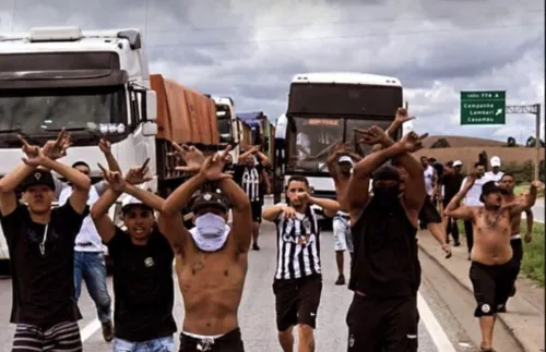 Torcedores organizados furam bloqueio de manifestantes bolsonaristas