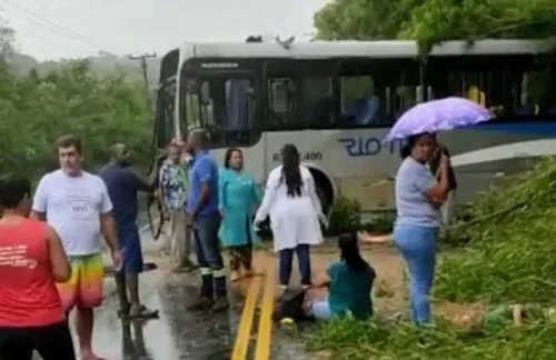 Pessoas próximas ao ônibus tentavam ajudar os feridos