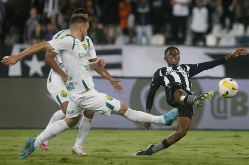 Jeffinho tenta finalização em mais um tropeço em casa do Botafogo no Brasileirão