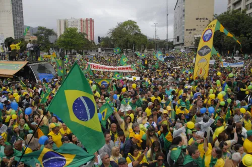 Bolsonaristas se concentraram na Praça Duque de Caxias