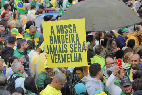 Os manifestantes levaram cartazes e gritavam o nome de Bolsonaro