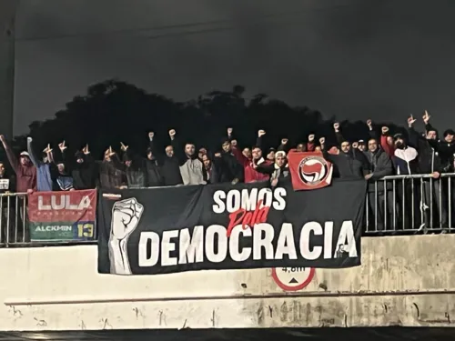 A torcida estendeu uma faixa escrito “Somos Pela Democracia”, na Ponte das Bandeiras