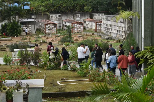 Entre os visitantes do campo santo, havia gente que comparece anualmente no Dia de Finados