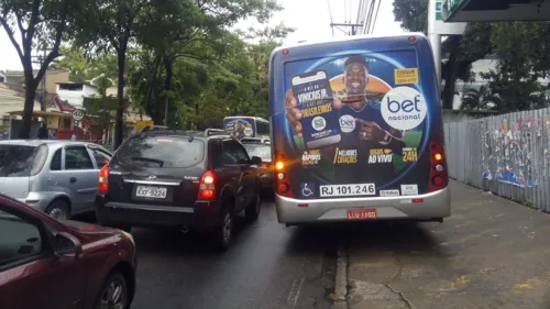 Ônibus enguiçado deixou a faixa parcialmente interditada na Alameda