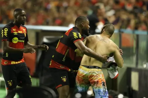 Torcedores do Sport invadiram o campo e interromperam a partida após empate do Vasco