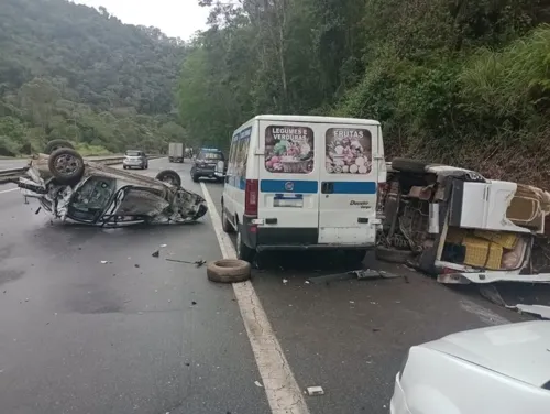 Acidente aconteceu na BR-040, altura de Araras, distrito de Petrópolis