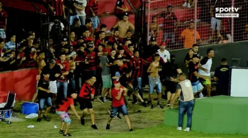 Torcida do Sport invade o campo em confusão generalizada