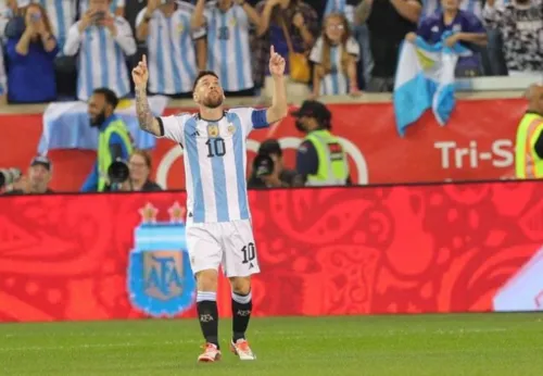 Messi comemora gol pela Argentina com aos mãos apontadas para o céu