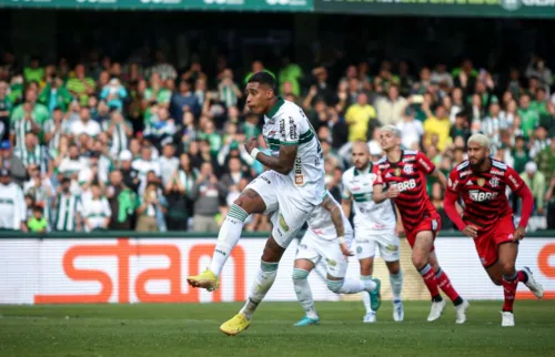 Alef Manga fez o gol do jogo cobrando pênalti cometido por Diego