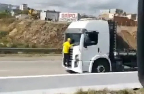 Junior ficou agarrado por pelo menos oito minutos