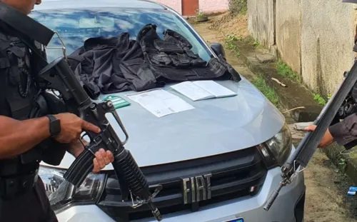 Um carro foi recuperado, além de uma capa de colete balístico, gandola tática, base para rádio portátil e um caderno com anotações dos criminosos