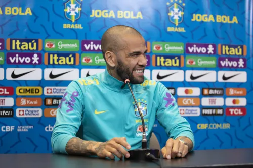 Daniel Alves em entrevista coletiva pela Seleção Brasileira