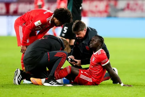 Sadio Mané sentiu problema aos 20 minutos do primeiro tempo