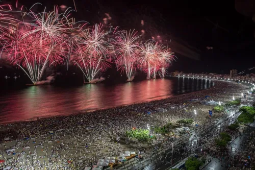 O texto sugere permissão apenas do uso de fogos de efeitos luminosos, sem som