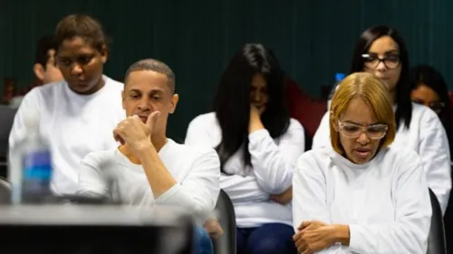 Pastora Flordelis no banco do réu ao lado de três filhos e uma neta pela morte do pastor Anderson do Carmo