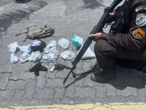 Segundo a polícia, drogas e armas foram encontradas com os elementos