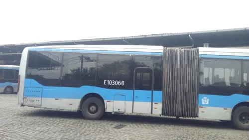 Um foto do ônibus na garagem foi tirada nesta segunda-feira (14)