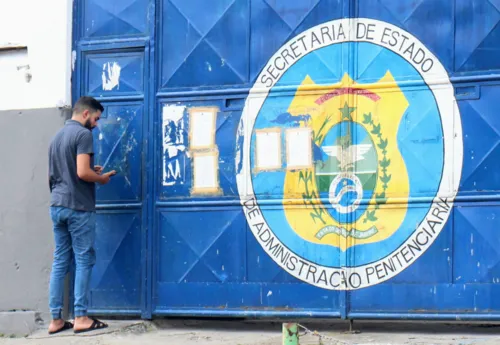 Allan Soares na porta da Penitenciária Talavera Bruce