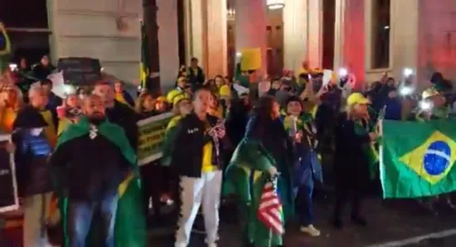 Manifestantes cercaram o local