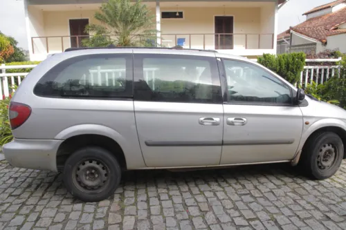 Carro da família fica estacionado na rua. Veículo tem sinais de abandono