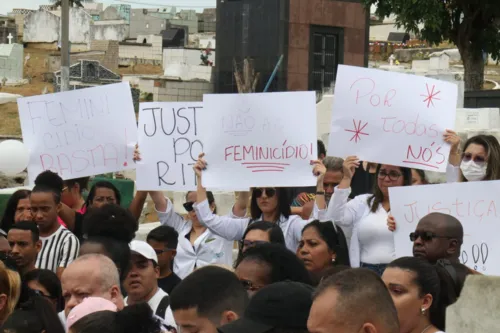 Cartazes pedindo justiça podiam ser vistos no local