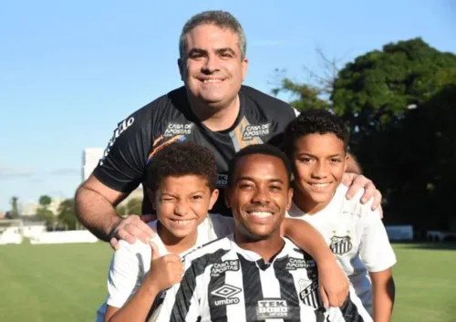 "Robinho aceitou o meu apelo e concordou em receber apenas R$ 1.500,00 de salário (piso mínimo pago aos jogadores de futebol), por 5 meses de contrato, tendo em vista a nossa situação financeira delicada", escreveu Rollo na publicação em seu Instagram