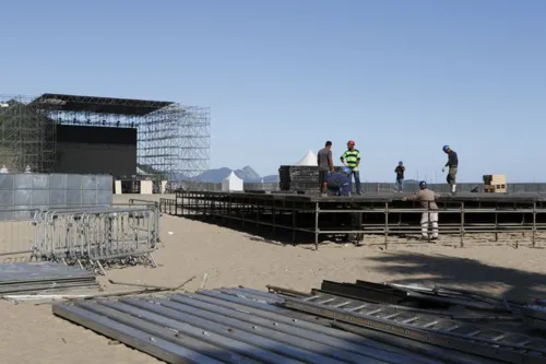 Montagem da arena para a Fifa Fan Fest na praia de Copacabana