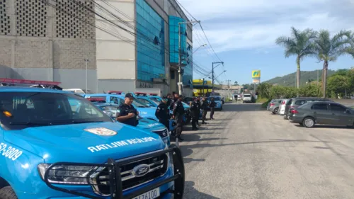 Policiais do 7º BPM (São Gonçalo) em frente aos Correios do bairro Colubandê, para iniciarem as rotas de escolta das provas do Enem