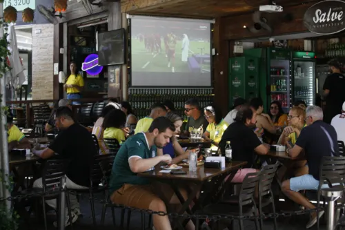 Bares são pontos de encontros de amigos durante a Copa