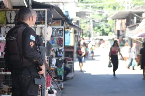 Agentes reforçam a segurança na entrada da comunidade nesta segunda (21)