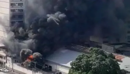 O Corpo de Bombeiros está no local