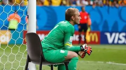 Uma das brincadeiras diz que o goleiro espanhol Unai Simon nem se preocupou com a partida