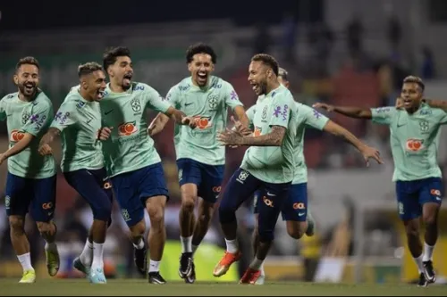 Jogadores do Brasil em momento descontraído durante treino