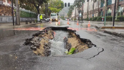 Buraco foi aberto no meio da pista. Por sorte, ninguém se feriu