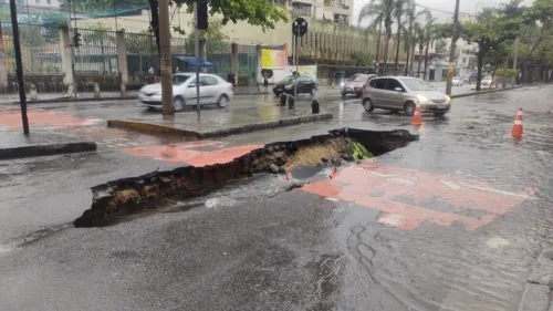 Equipes da prefeitura do Rio trabalham no local